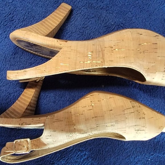 Sofft Tan Cork open toe shoe with a 2 in heal and Gold accents Size 6.5m - Picture 9 of 10